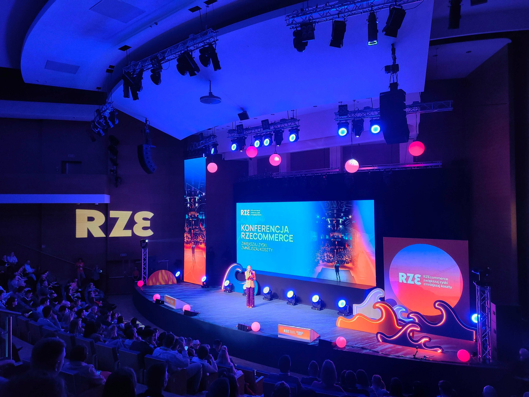 Konferencja Rzecommerce – widok na scenę Konferencja Rzecommerce – widok na scenę