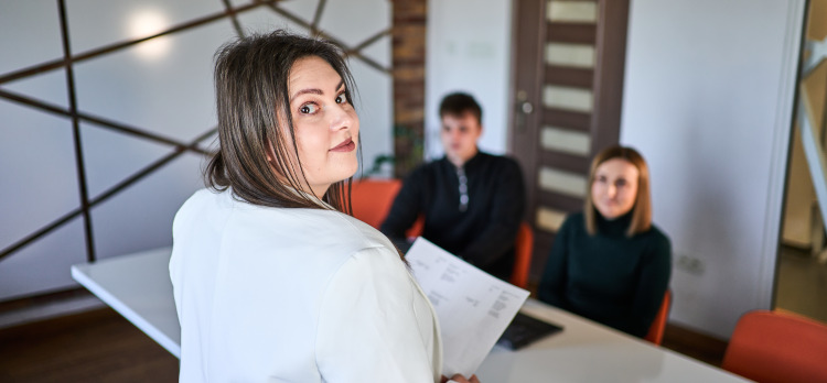 Katarzyna Bober na pierwszym planie, za nią Konrad Lewandowski i Kinga Skoczylas podczas spotkania w sali konferencyjnej.